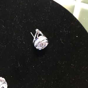 8.5 carat faux extreme studs💥l $ 130